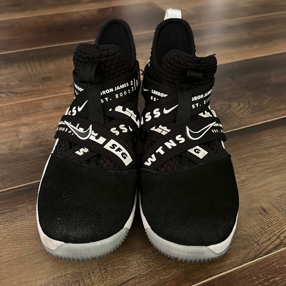 NIKE. LEBRON JAMES. BLACK‎ & WHITE WITNESS MID TOP ATHLETIC SHOES size 7Y